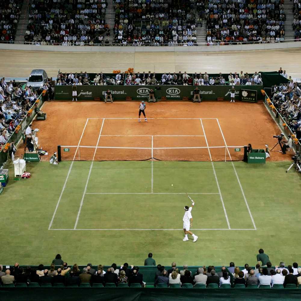 Кто победил в матче, когда Федерер играл на половине с травяным покрытием, а Надаль — с грунтовым?
