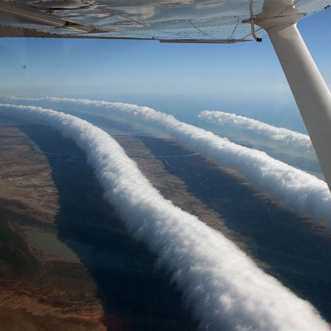 Где можно наблюдать вытянутые облака цилиндрической формы до километра длиной?