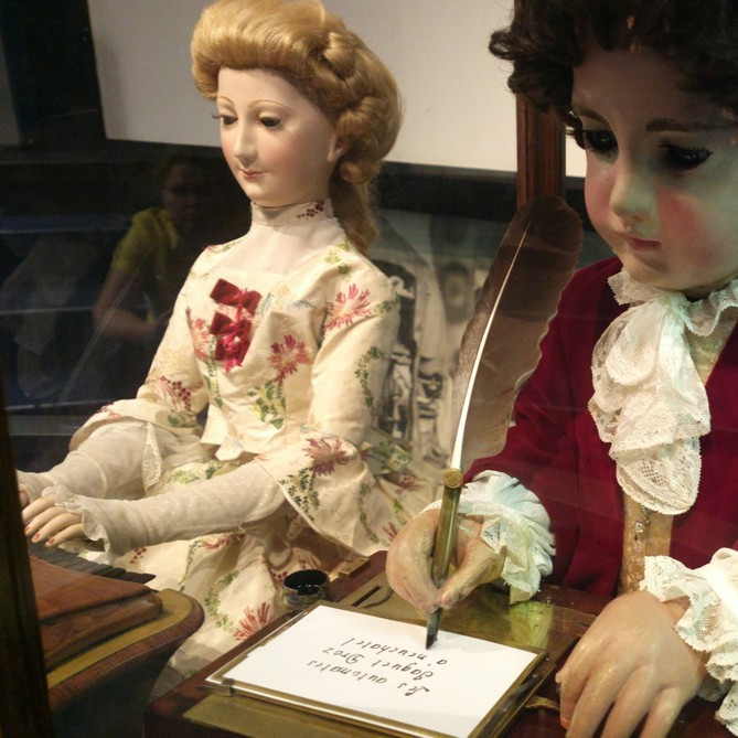Когда была создана первая кукла-робот, умеющая писать произвольно заданный текст?
