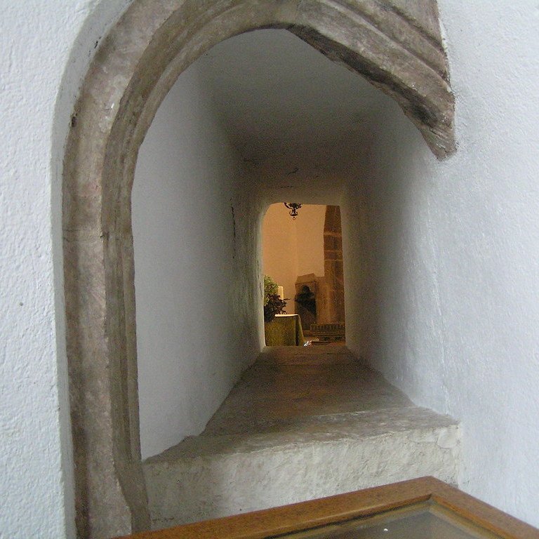 Для чего в стенах многих средневековых церквей сделаны большие отверстия?