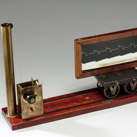 Деталь какой игрушки была использована в первом электрокардиографе?