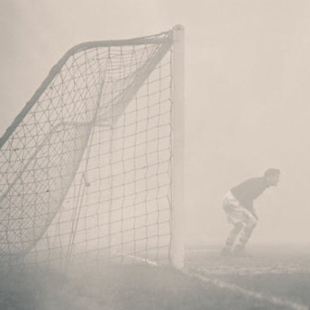 Где и когда футбольный комментатор провёл полную радиотрансляцию, хотя не видел ничего на поле из-за тумана?