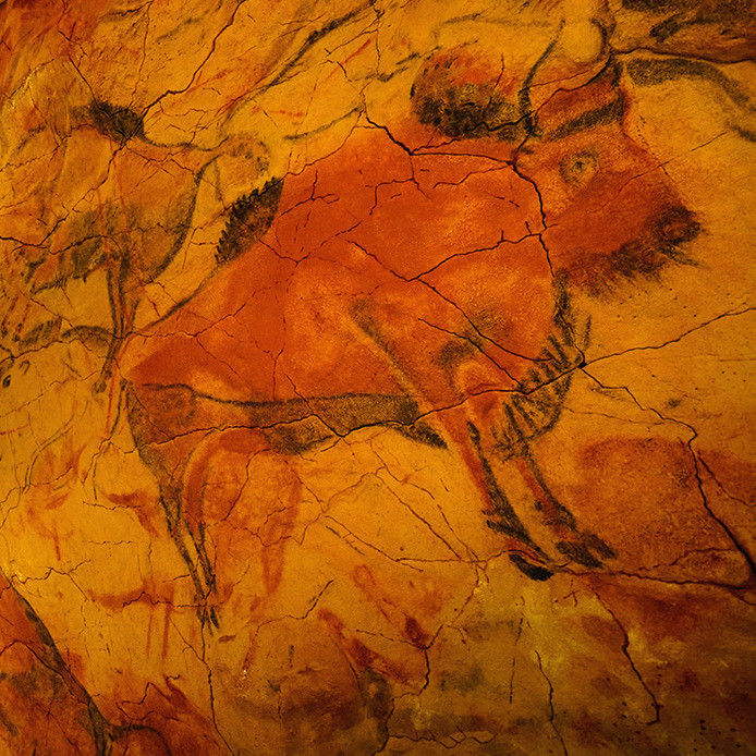 Где можно увидеть многоцветные и трёхмерные пещерные рисунки древних людей?
