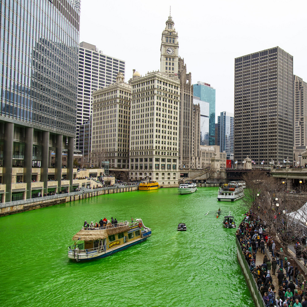 Как возникла традиция окрашивать реку Чикаго ко Дню святого Патрика в зелёный цвет?