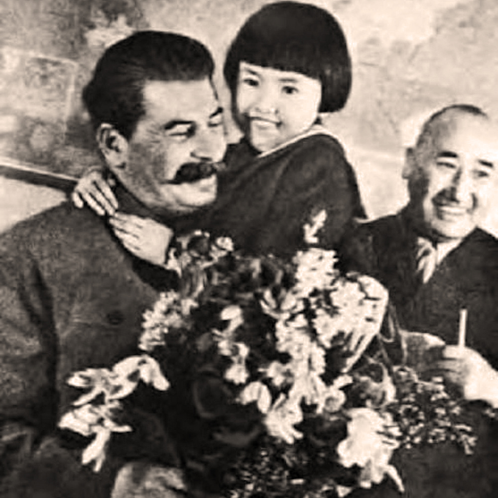 Что стало с родителями девочки, которая сфотографировалась в обнимку со Сталиным?