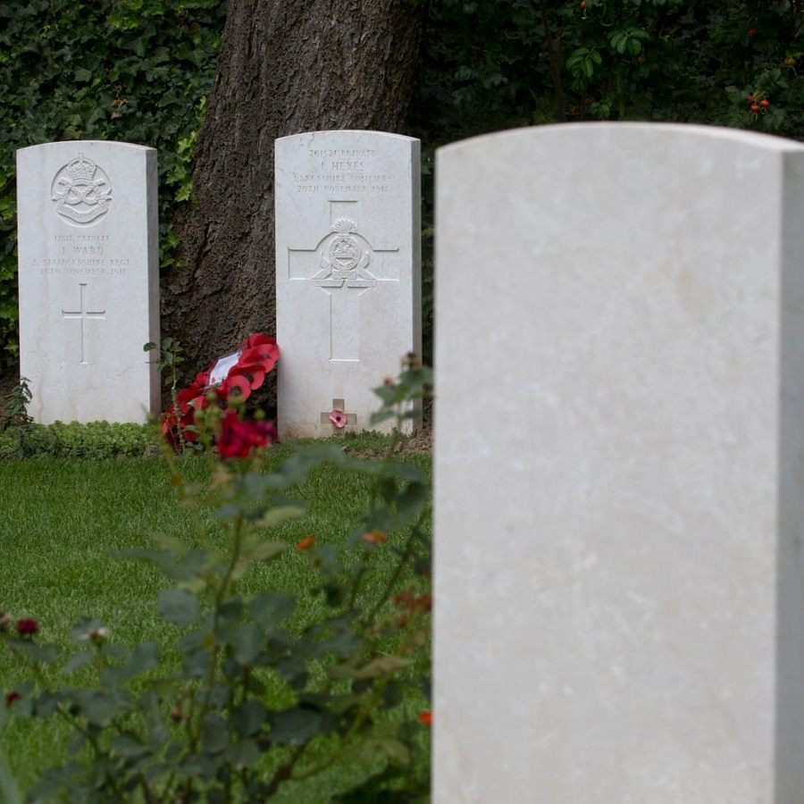 Где встретились первый и последний погибшие в Первой Мировой войне британские солдаты?