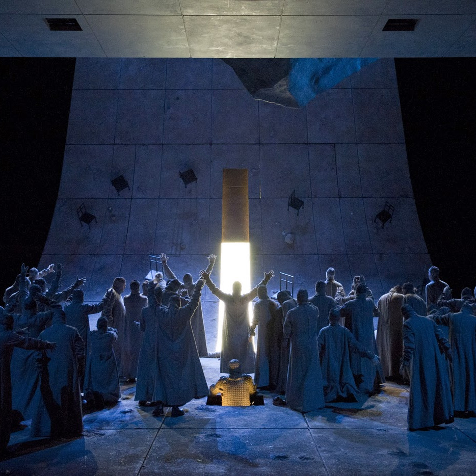 Почему зрители некоторых театров не аплодируют до самого конца оперы Вагнера «Парсифаль»?