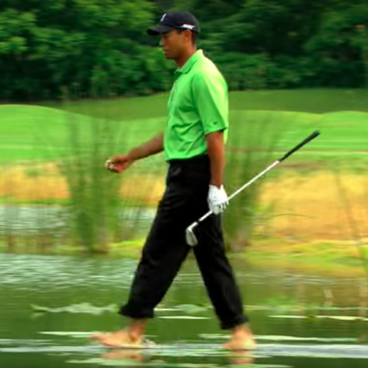 Зачем гольфист Тайгер Вудс снялся в ролике о том, что он может ходить по воде?
