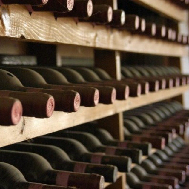 Сколько процентов производимого в мире вина улучшается с возрастом?