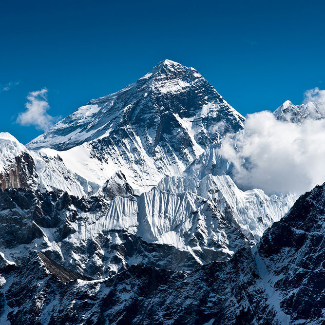 Почему результат первого научного измерения высоты Эвереста специально исказили на 2 фута?