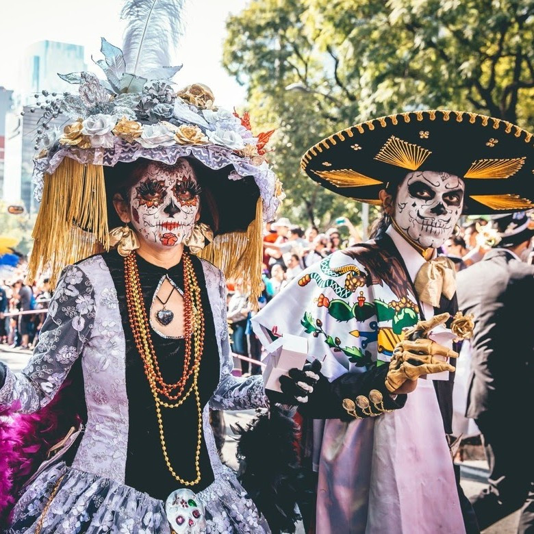 Кто вдохновил мексиканцев на организацию костюмированного парада во время Дня мёртвых?