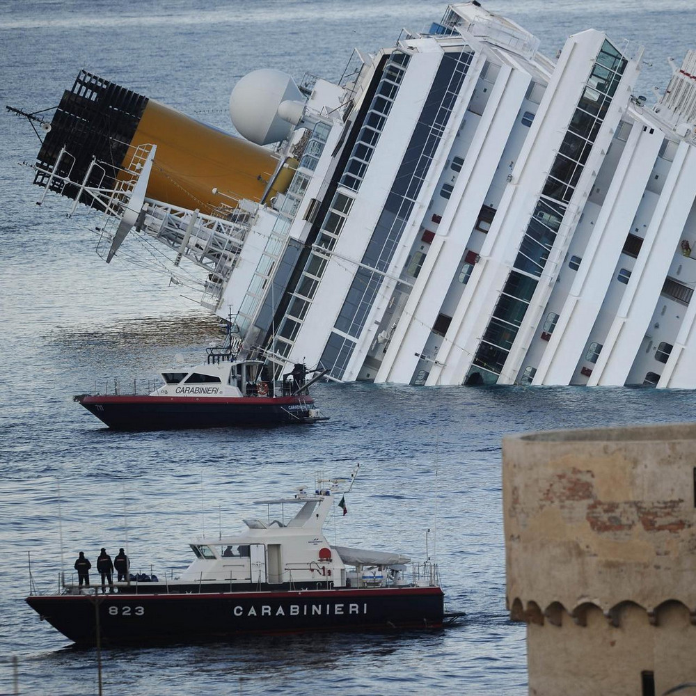 Какой лайнер потерпел крушение под аккомпанемент музыкальной темы «Титаника»?