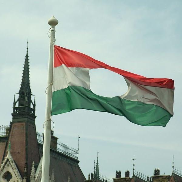 В каких странах национальными символами некоторое время были флаги с дырой в середине?