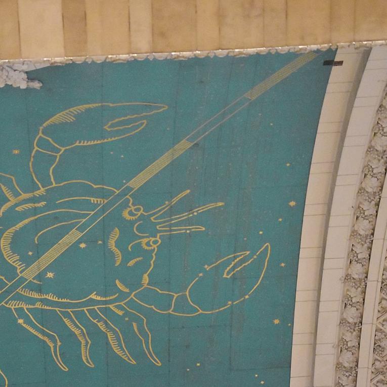 Почему реставраторы потолка Центрального вокзала Нью-Йорка оставили загрязнённый участок возле изображения рака?