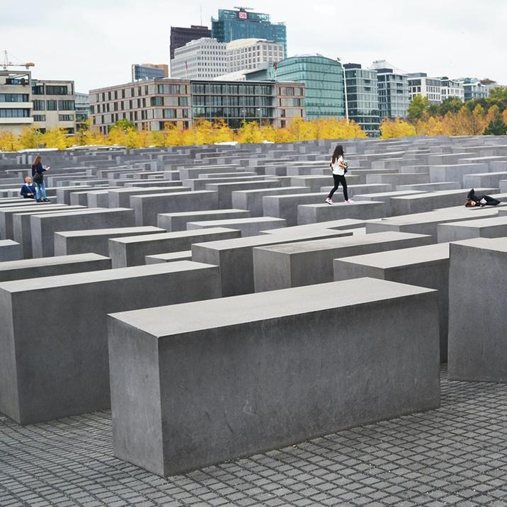Какую роль в строительстве Мемориала жертвам Холокоста выполнял бывший производитель Циклона Б?