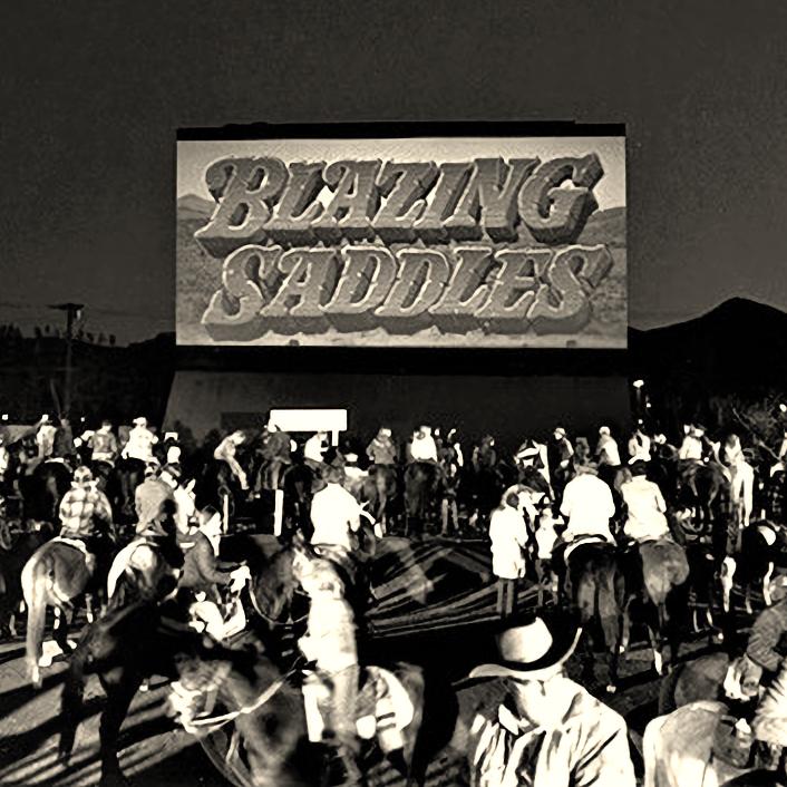 Какой кинотеатр однажды собрал 250 зрителей верхом на лошадях?