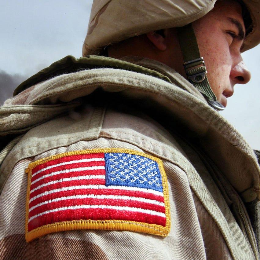 Почему американский флаг на правый рукав военной формы пришивается в зеркальном отражении?