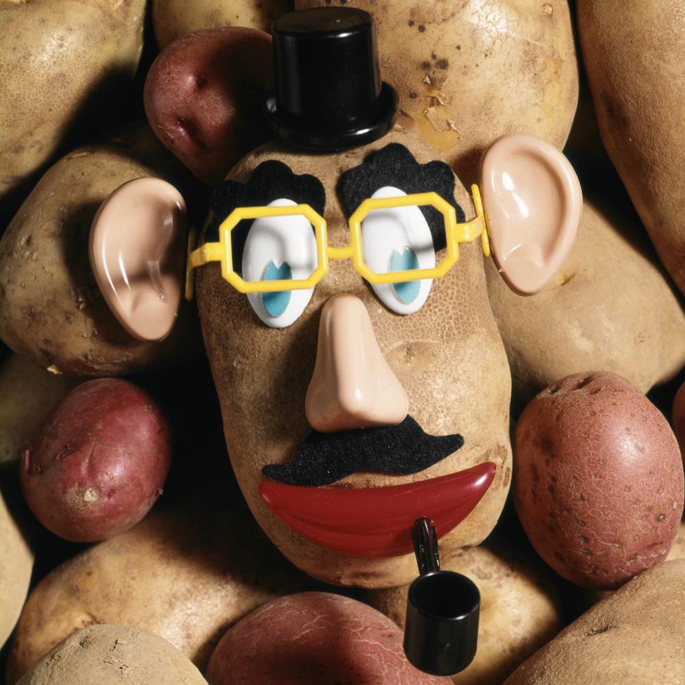 Чем отличалась изначальная версия игрушки Мистер Картофельная голова от продаваемой сейчас?