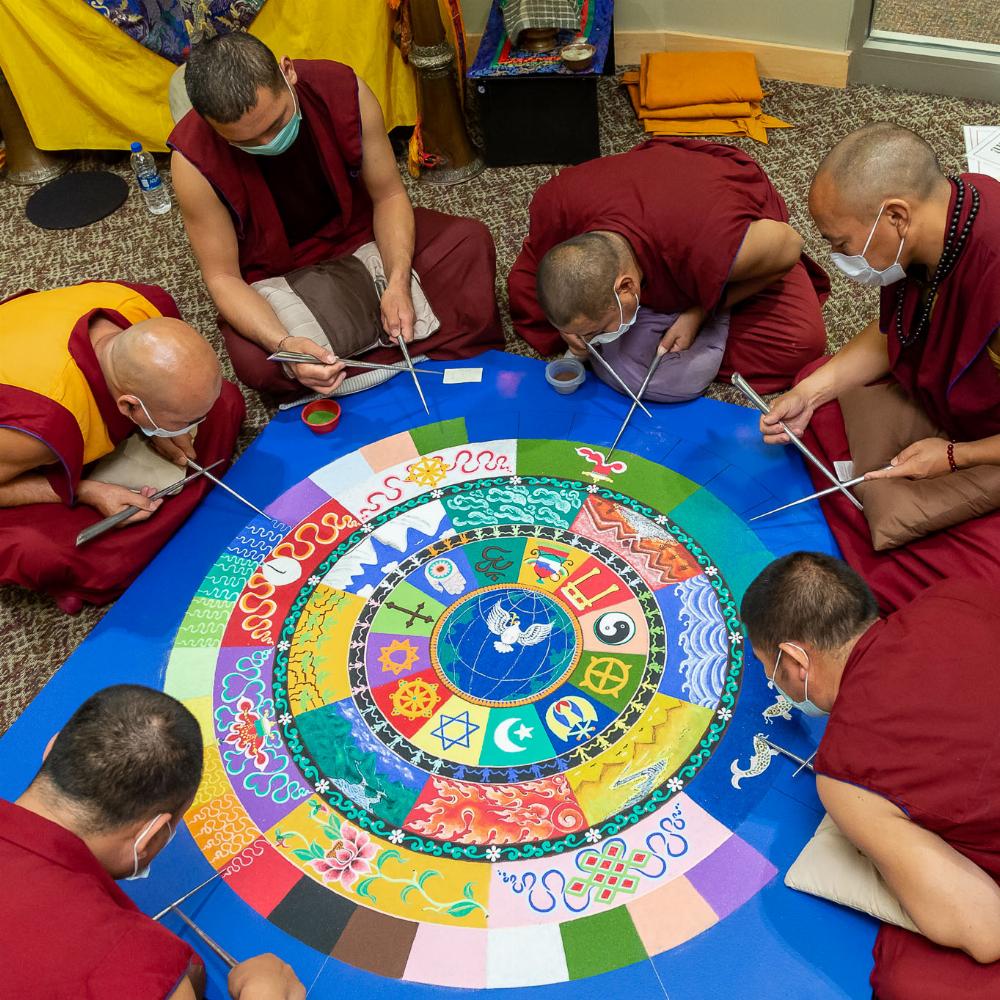 Результаты какой длительной работы тибетских монахов обязательно разрушаются?