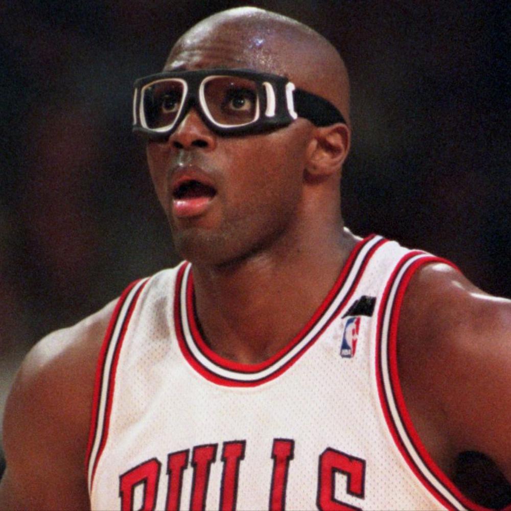 Зачем баскетболист Хорас Грант, сделав операцию по коррекции зрения, продолжил играть в очках?