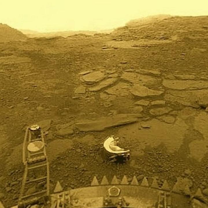 Какое маловероятное событие помешало работе датчика сжимаемости почвы станции «Венера-14»?