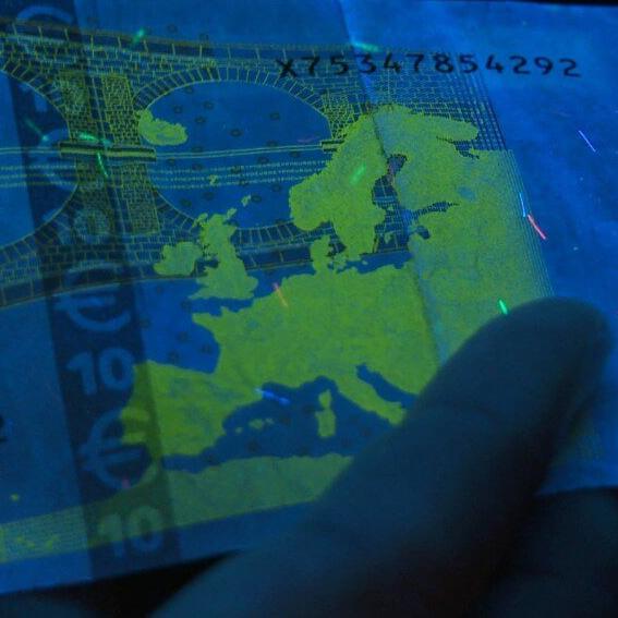 Какой металл обеспечивает защитную люминесценцию в банкнотах евро?