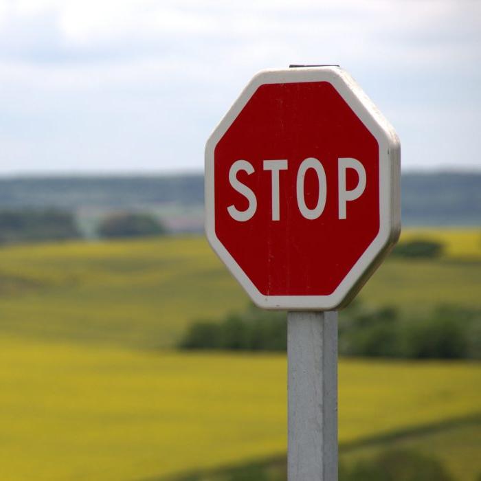 Почему только знак «STOP» имеет восьмиугольную форму?