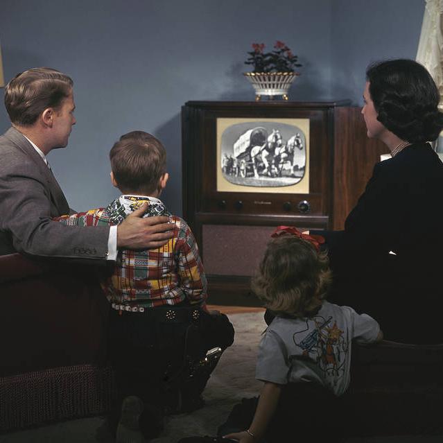 Каким образом американцы могли смотреть телепередачи со стереозвуком ещё до внедрения стерео в телесигнал?