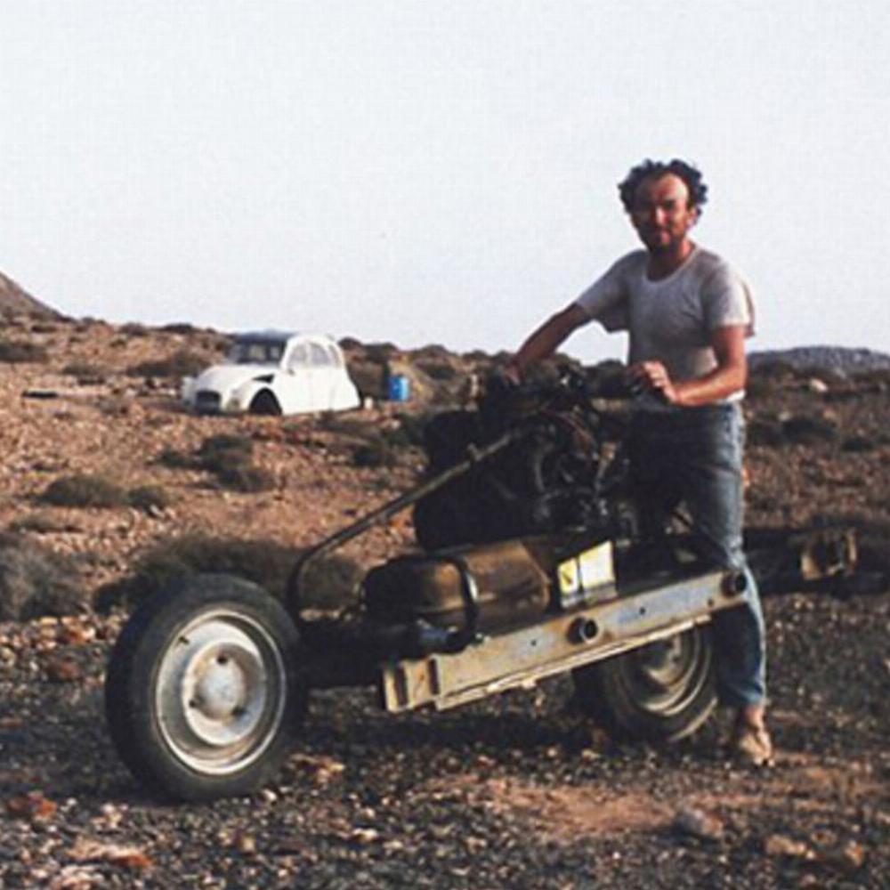 Кто и когда сумел спастись из пустыни, сделав мотоцикл из сломанного автомобиля?