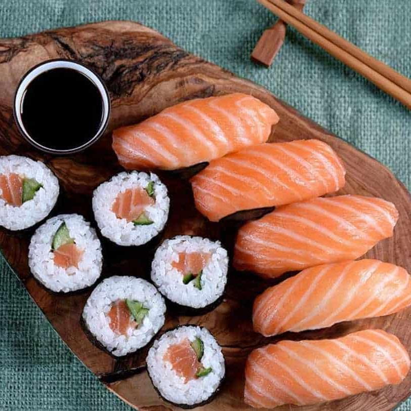 Что побудило японцев начать есть суши с сырым лососем?