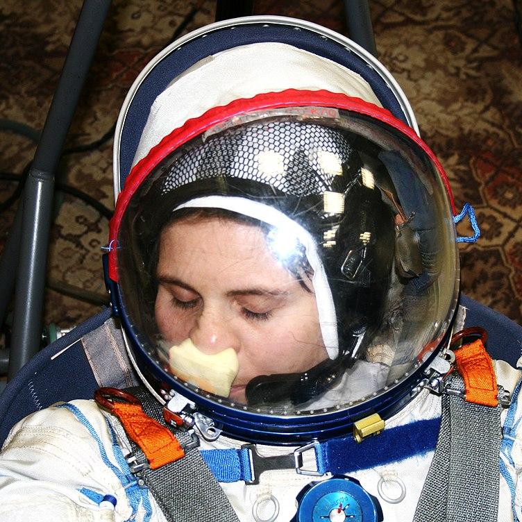 Как чешут нос космонавты, одетые в скафандр?
