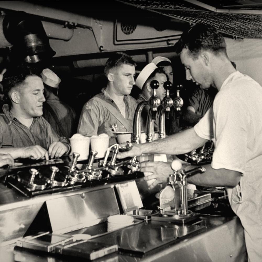 Кто и когда в составе военного флота имел баржи по производству мороженого?