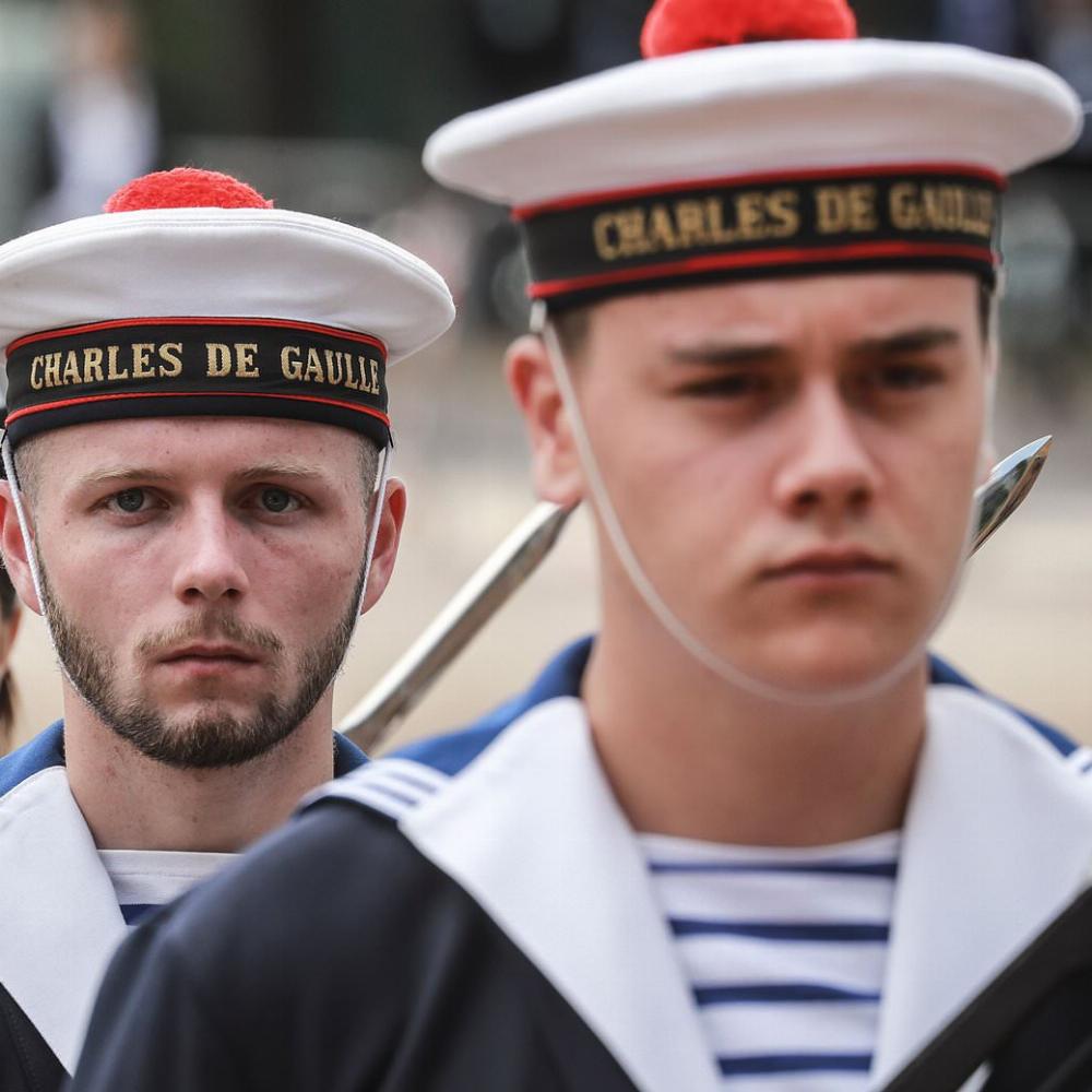 Зачем французские матросы носят головные уборы с помпонами?