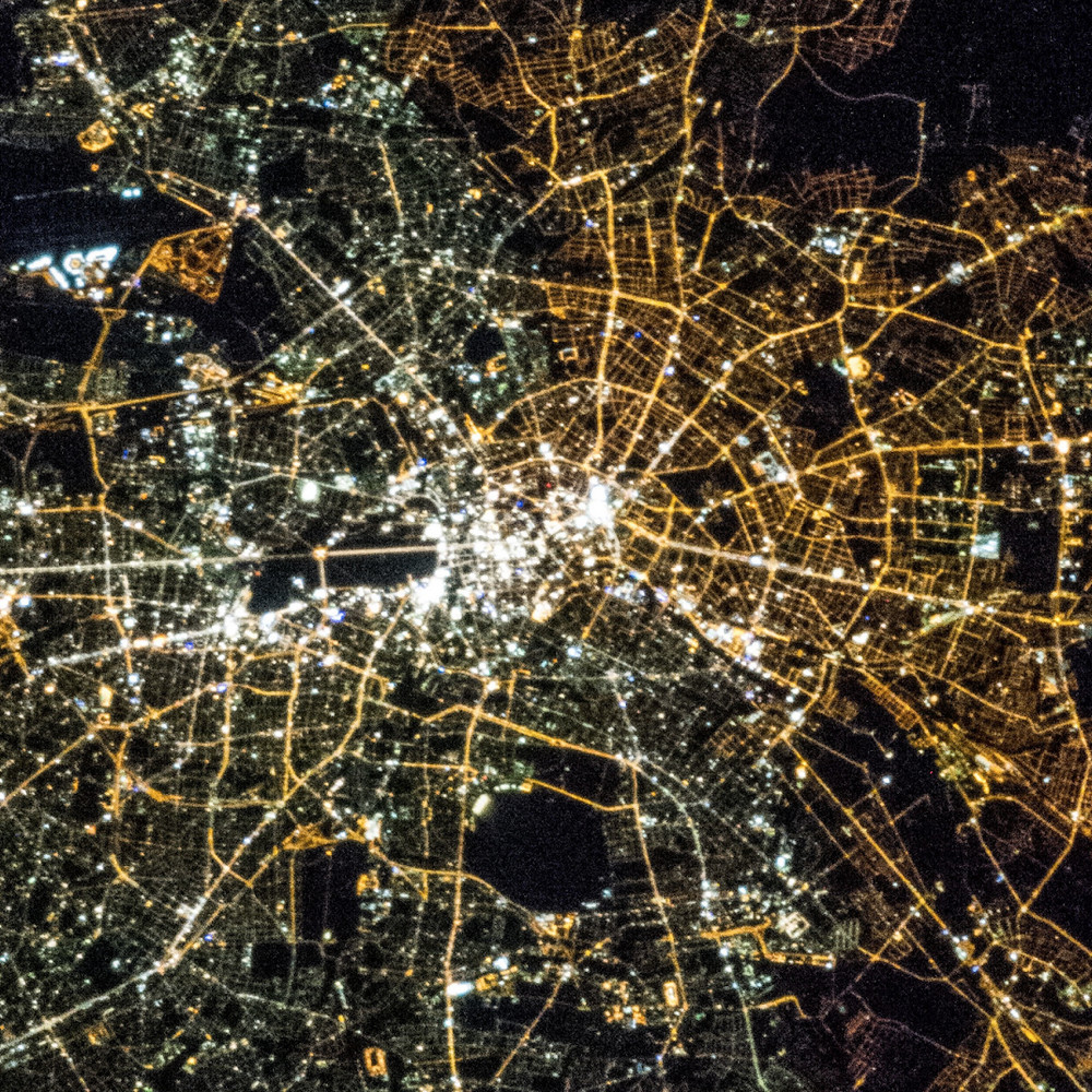 Почему на снимках из космоса чётко видно разделение Берлина, хотя Берлинской стены давно нет?