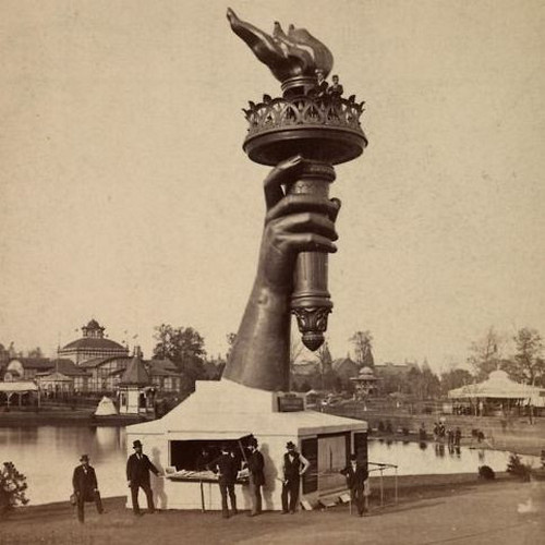 Почему за много лет до установки Статуи Свободы в Нью-Йорке отдельно стояла её рука с факелом?