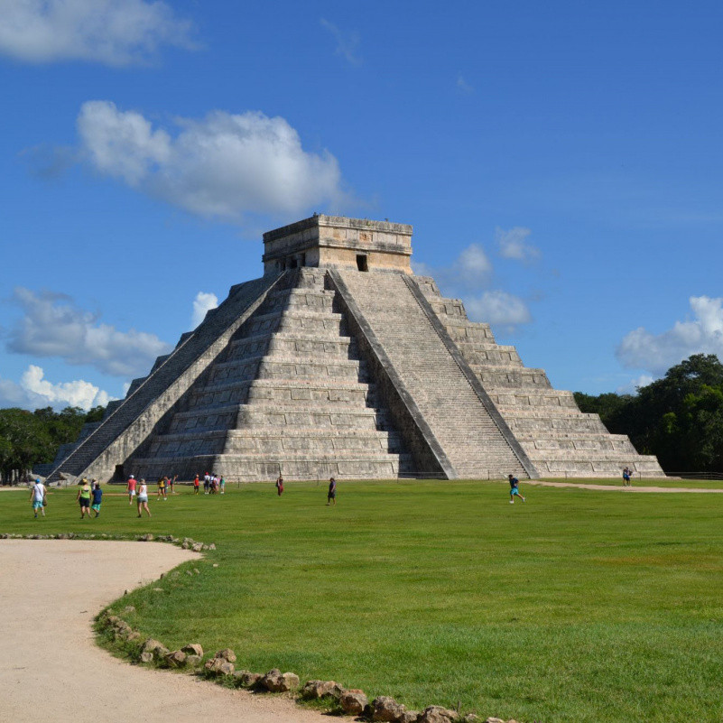 Какую птицу напоминает эхо от пирамиды, построенной народом майя?