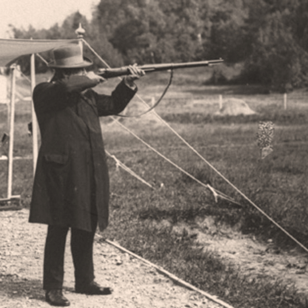 Стрельба по каким животным входила в программу Олимпиады 1900 года?