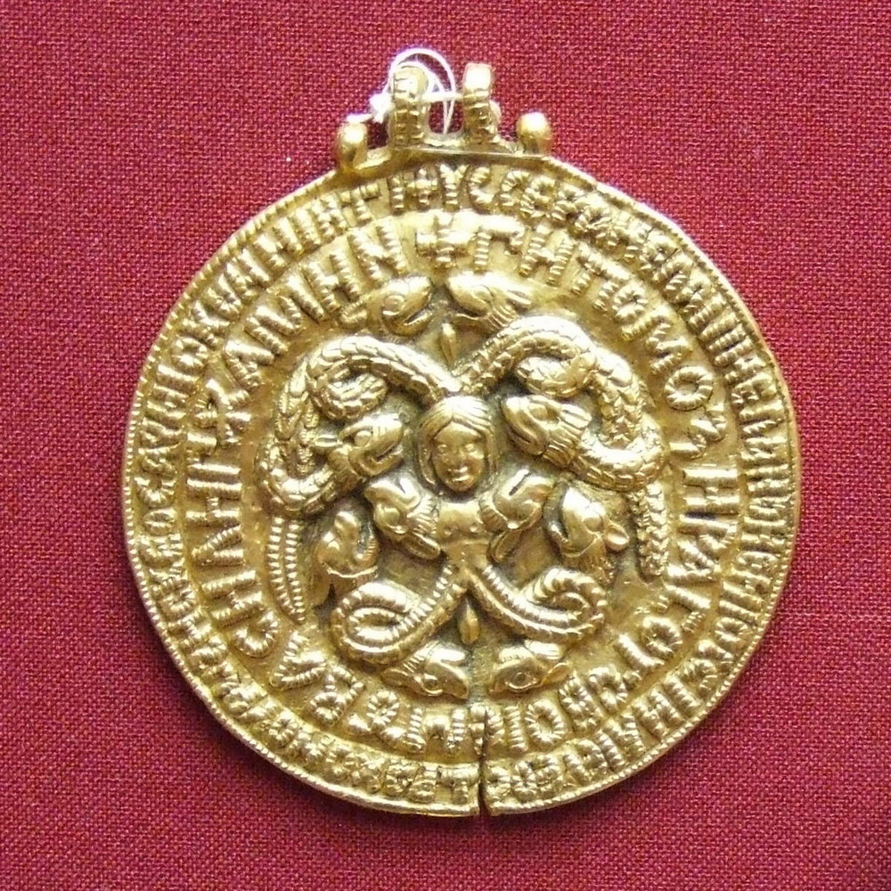 Зачем в древнерусских медальонах христианские сюжеты объединяли с изображением змей?