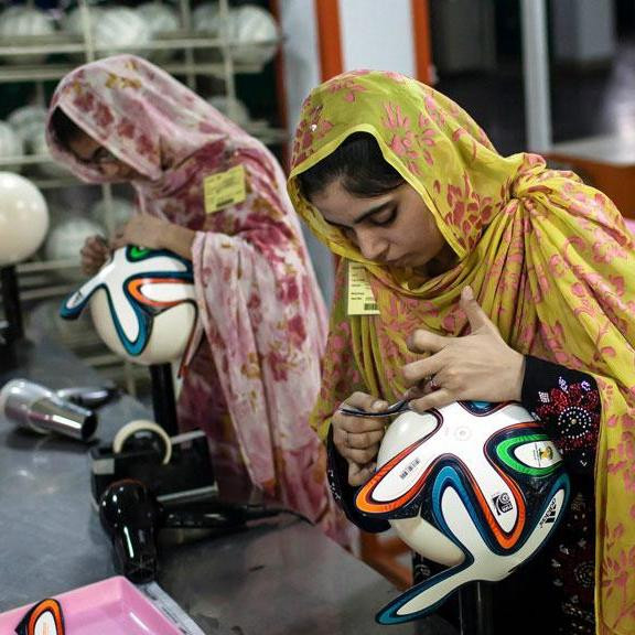 Где производится большинство футбольных мячей в мире?