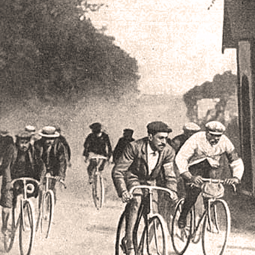 Где и когда была организована велогонка с целью побега в другую страну?