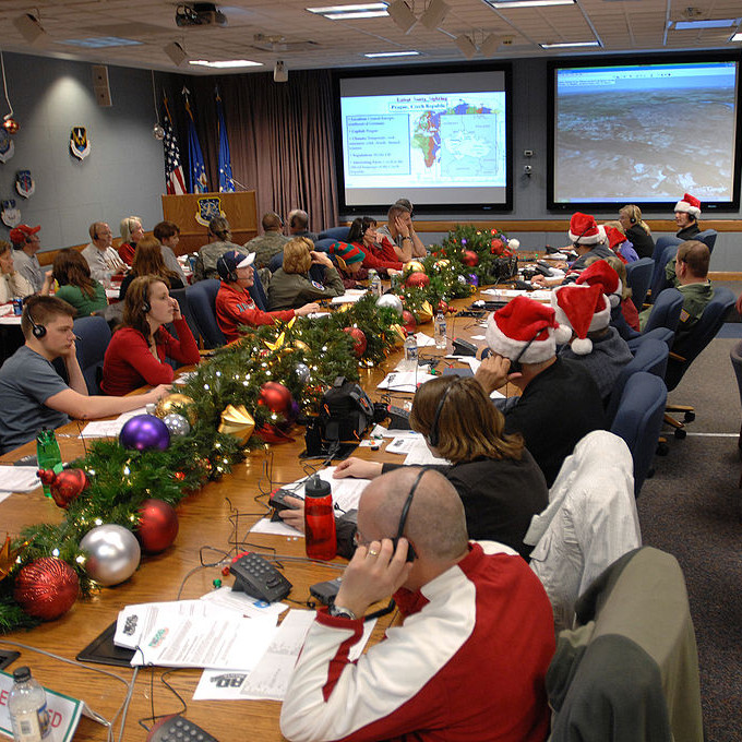 Какая военная организация в декабре сообщает по телефону текущие координаты Санта-Клауса?