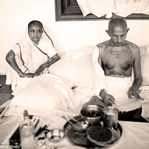 Какой выбор между западной и индийской медициной сделал Ганди для себя и для жены?