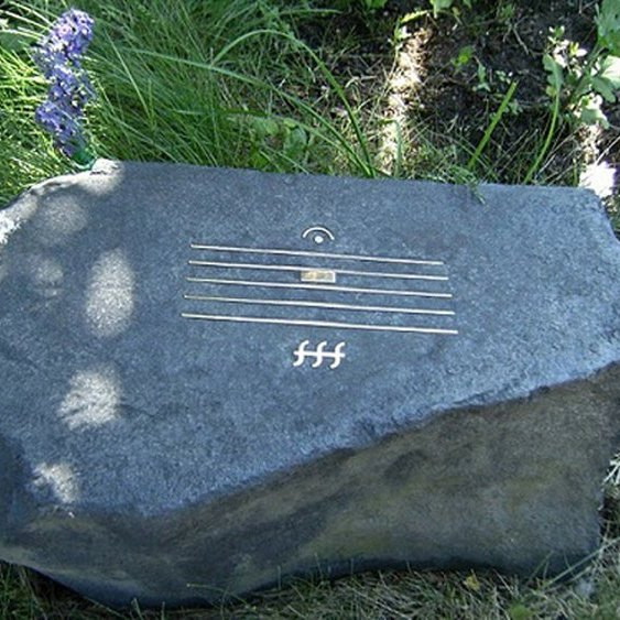Какой музыкальной нотацией проиллюстрирована смерть Шнитке на его могиле?