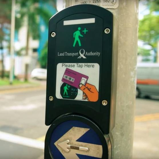 В какой стране пожилые люди могут увеличивать время зелёного сигнала на светофоре?
