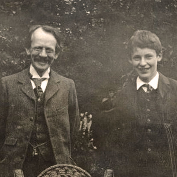 Какие отец и сын получили Нобелевские премии за разные исследования одних частиц?