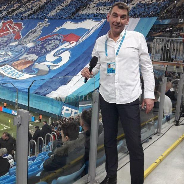 Какой актёр в ходе спектакля может отлучиться и провести на стадионе футбольный матч в качестве диктора?