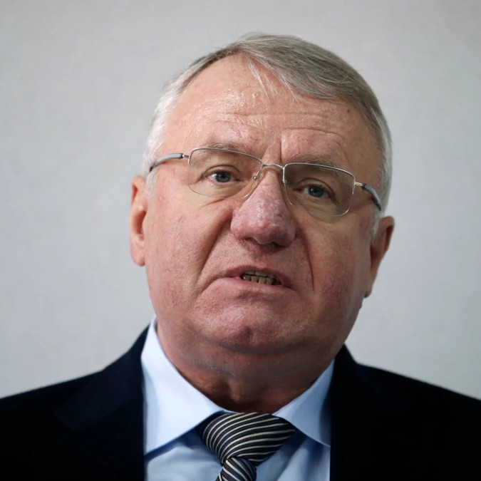 Кого суд приговорил к двум годам заключения за отказ свидетельствовать в свою защиту?