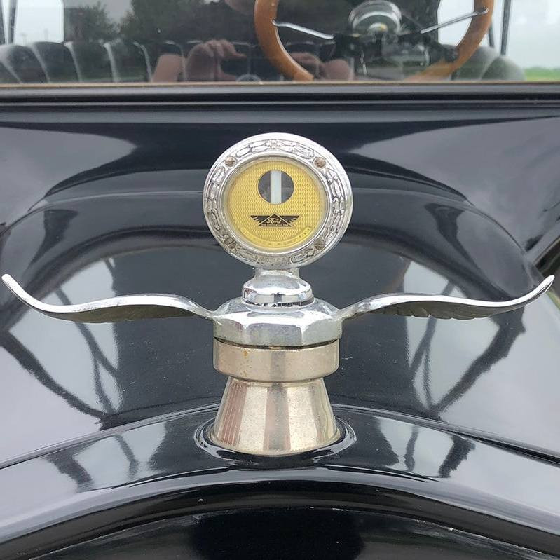 Какое практическое применение изначально имели фигурки на радиаторах автомобилей?