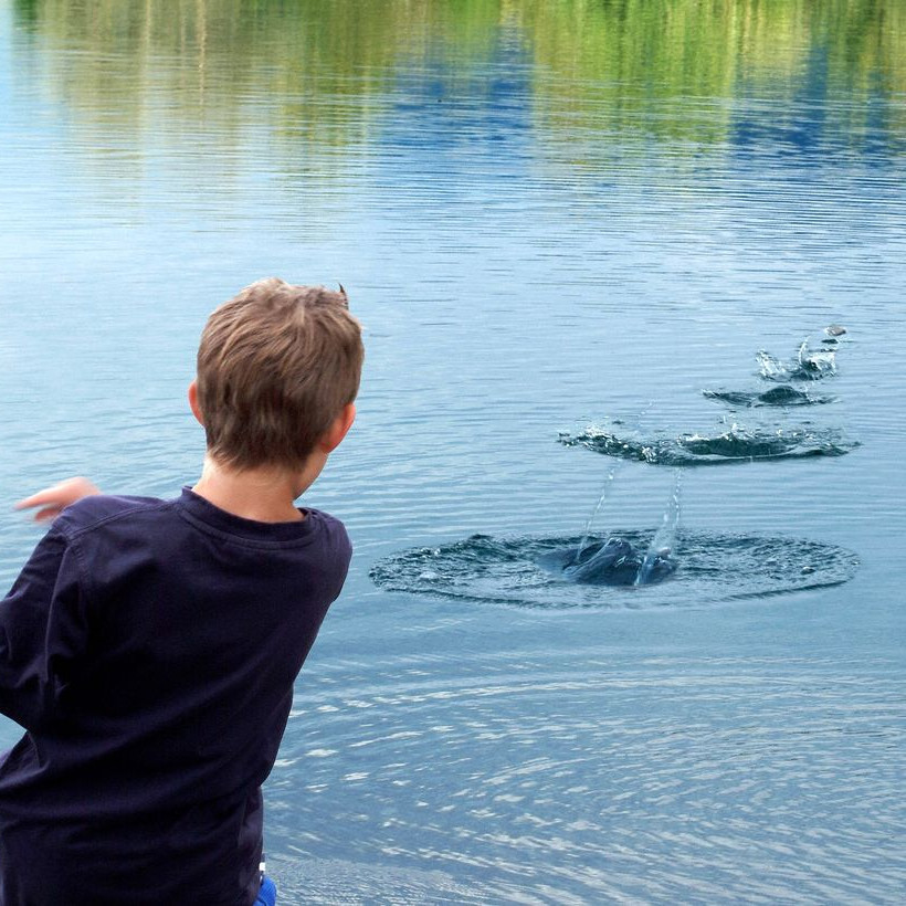 Как в разных языках называется бросание камушков в воду?