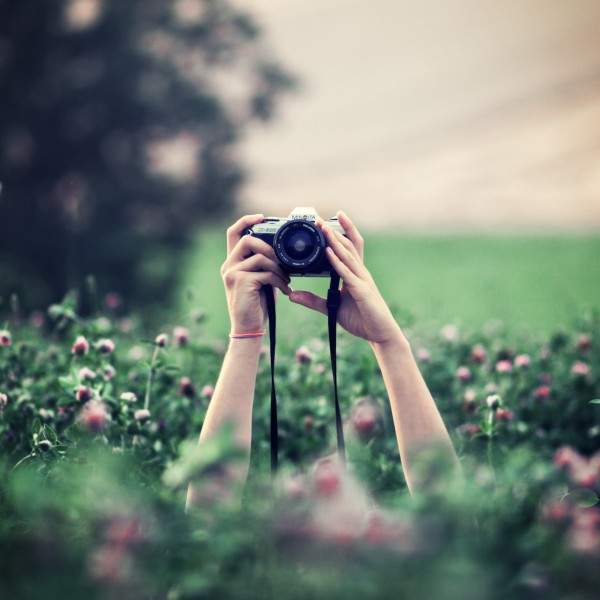 Какое название фотографов изначально было именем киноперсонажа?
